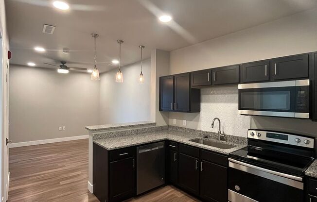 Studio, 1 bath, 475 sqft, $1,300