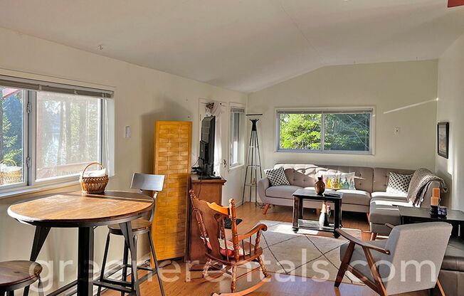 Charming Lake Front Apartment on Anderson Island
