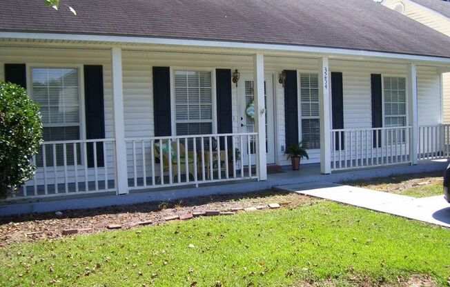 Charming 3BD/2BA Home: Minutes from Everything!