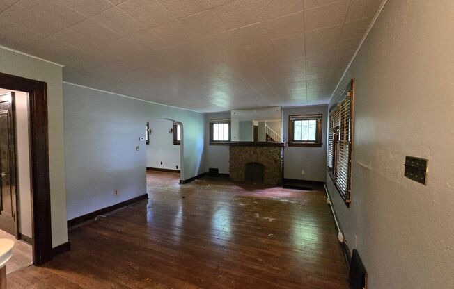 3 Bedroom House with Beautiful Front Porch - Conveniently Located