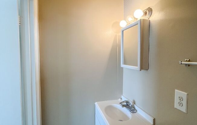 3 beds, 1.5 baths, 980 sqft, $1,275, Unit G4