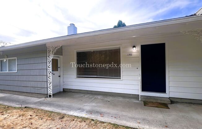 Gorgeously Remodeled 2 BD/1BA Duplex