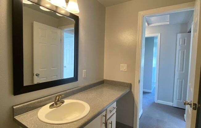 2 beds, 1 bath, 807 sqft, $1,725, Unit Q2