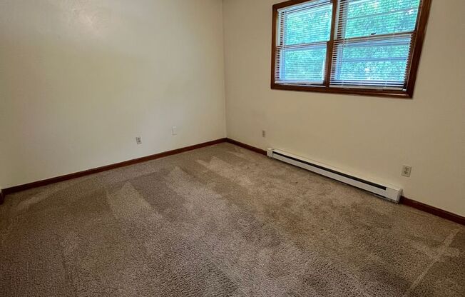 2 beds, 1 bath, 903 sqft, $1,140, Unit P-1