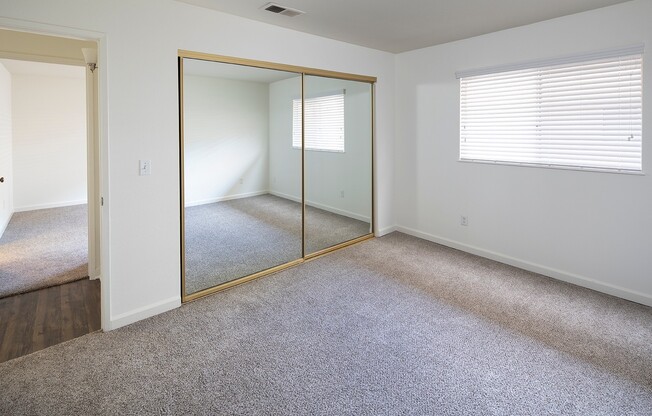 2 beds, 1 bath, 887 sqft, $2,480, Unit 60