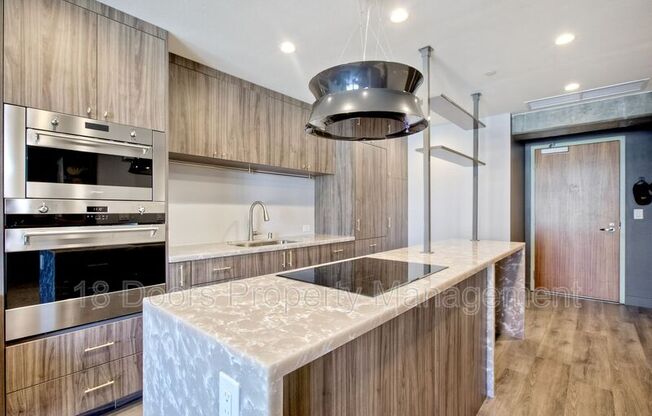 800 The Mark Ln
