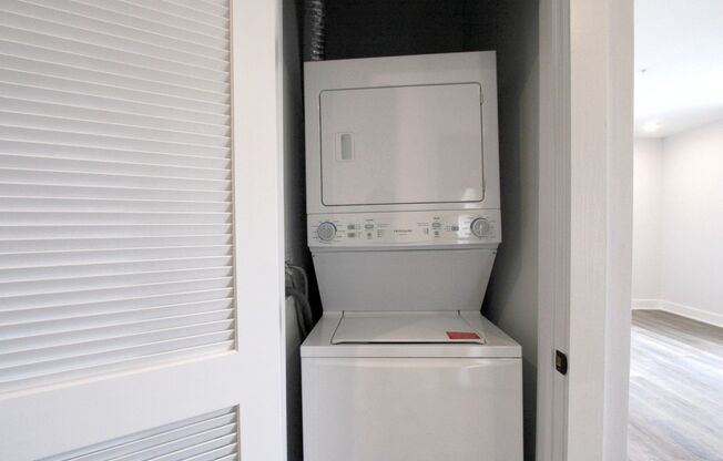 2 beds, 2 baths, 940 sqft, $1,735, Unit 302