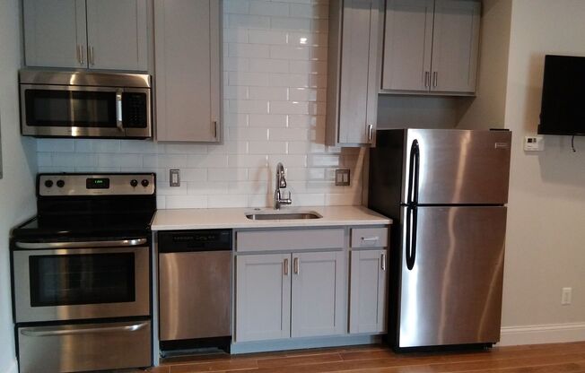 Studio, 1 bath, 400 sqft, $1,095, Unit 3-7