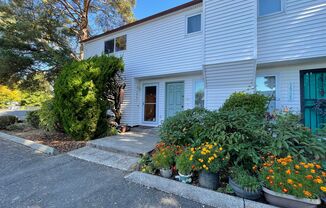 3Ba/1.5Ba Townhome located in a NE Portland Neighborhood ~ Detached Garage and Washer/Dryer in unit!!!! Surrounded by trees & Greenspace