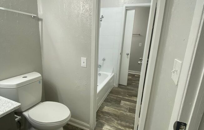 2 beds, 1 bath, 900 sqft, $1,051, Unit 16E