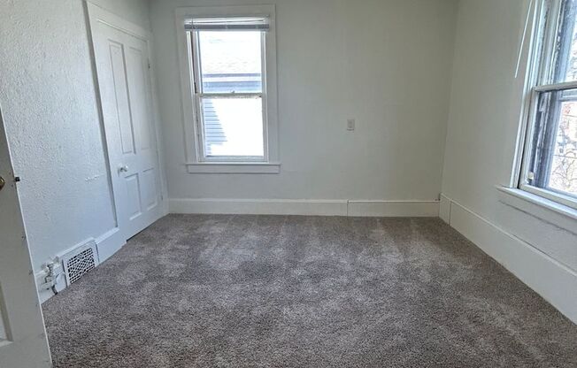 3 beds, 1 bath, $1,575, Unit 137