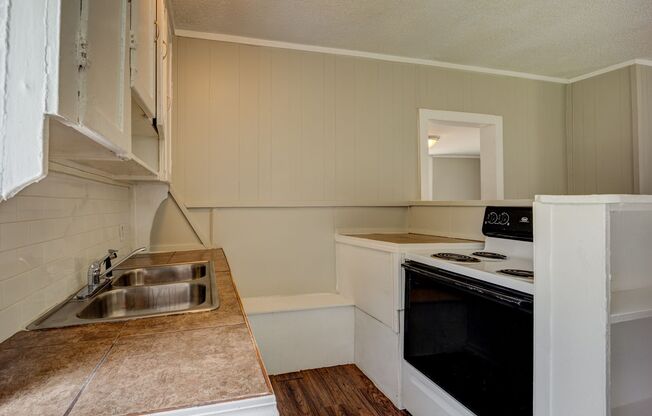 1 bed, 1 bath, 520 sqft, $795, Unit Studio @ 1705 1/2