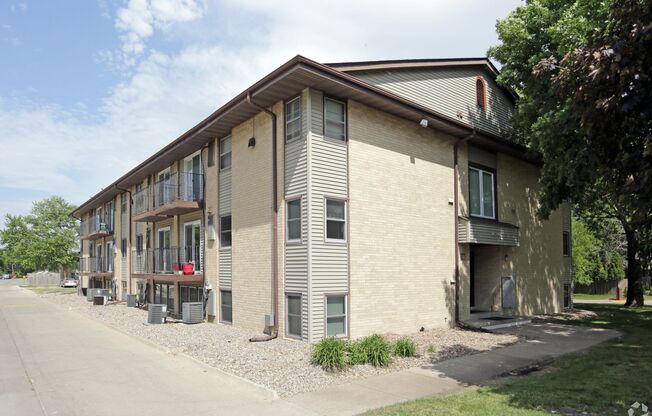 2 beds, 1.5 baths, 820 sqft, $995, Unit 4112 Wyndsor Terrace Building 1 #32