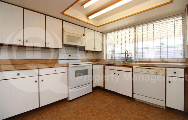 8364 E BALFOUR DR