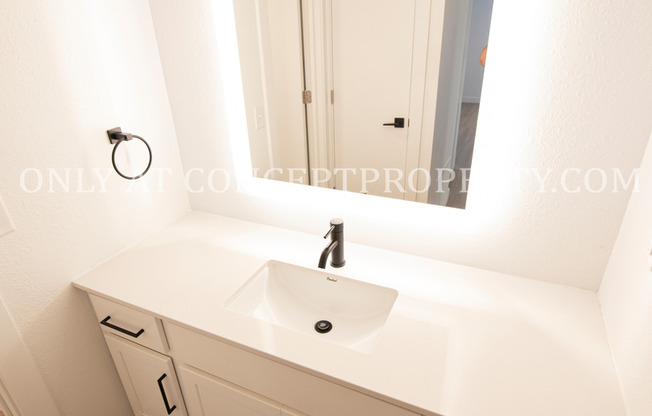 2 beds, 1 bath, 894 sqft, $1,699, Unit 05