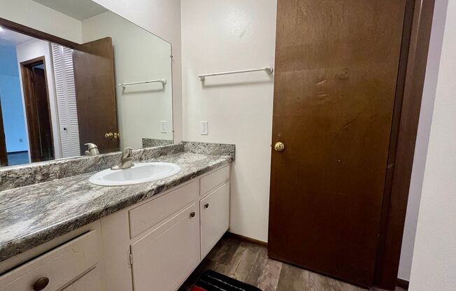 1 bed, 1 bath, $1,095, Unit 43