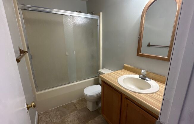 1409 & 1409 1/2 W Jackson St