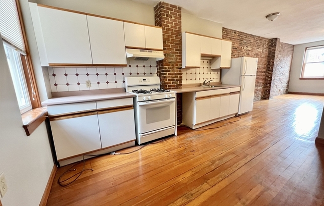 2 beds, 1 bath, $2,900, Unit 3