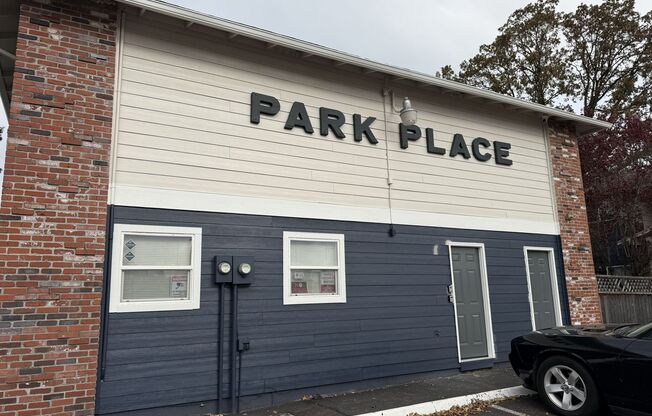 3 beds, 1 bath, 872 sqft, $1,640, Unit 2-17