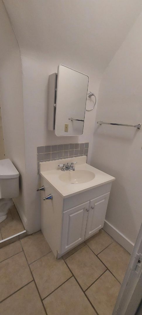 Studio, 1 bath, $850, Unit 10