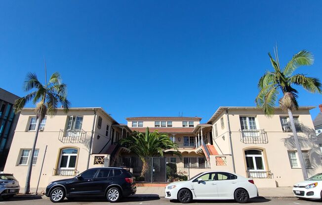 MOVE IN SPECIAL-Charming Hillcrest 2 Bedroom Apartment For Rent!!