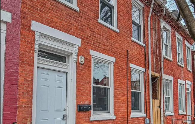 4 Bedroom 1 Bathroom Rowhome in Lancaster!