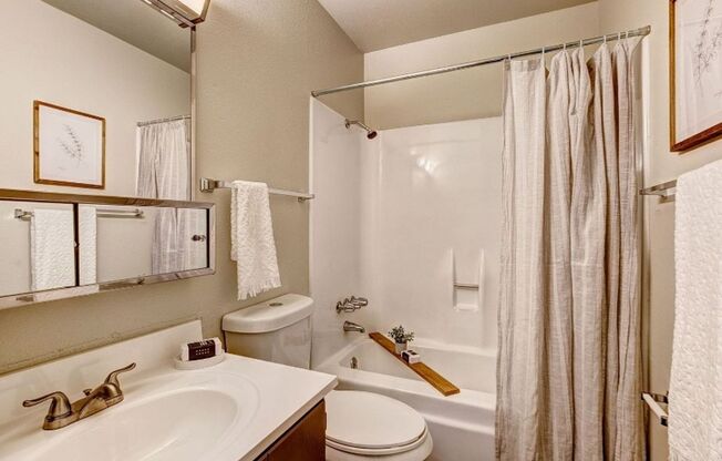 2 beds, 1 bath, 740 sqft, $1,499, Unit 814 - Unit 103
