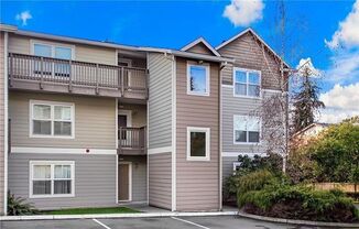 Light & bright Corner Condo in prime Kirkland location