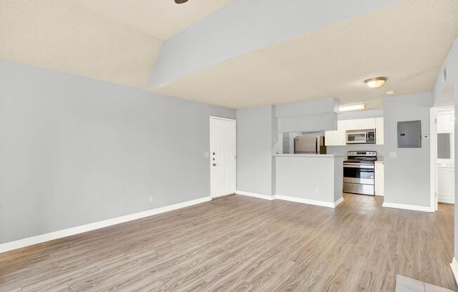 1/1 Condo in Gated Lakefront Community of Altamonte Springs!