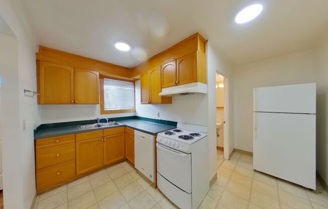 4 beds, 1 bath, $2,600, Unit 1591 High Street - 2