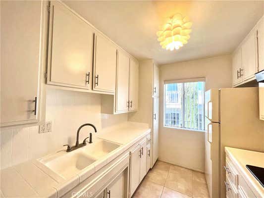 1 bed, 1 bath, 700 sqft, $2,300