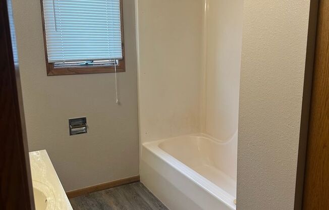 2 beds, 1 bath, $1,025, Unit 1160 - 2