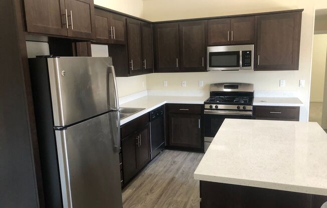 1 bed, 1 bath, 809 sqft, $1,975