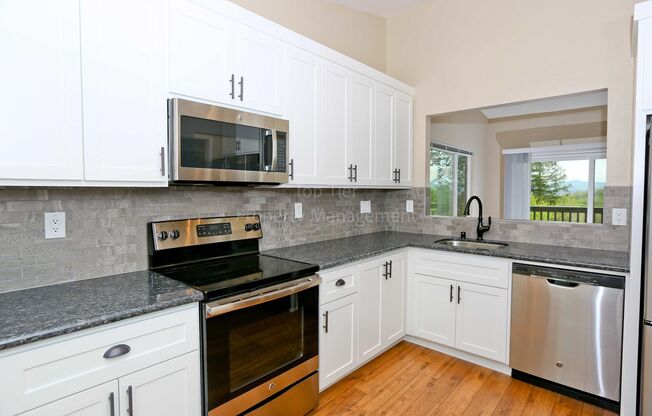 Beautiful, updated 3 Bd/2.5 Ba, 1338 sf Martinez townhouse available August 15th for Lease!