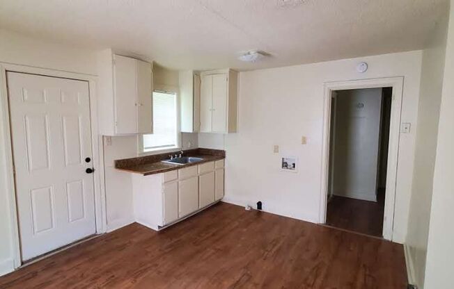 2 beds, 1 bath, $895