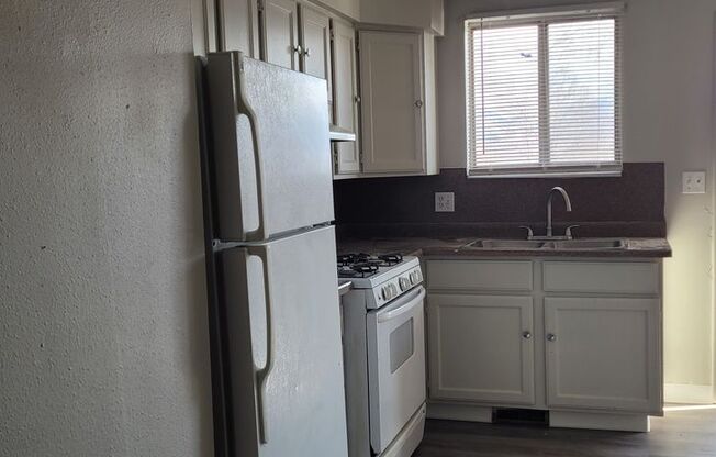 2 beds, 1 bath, 800 sqft, $1,145, Unit #29