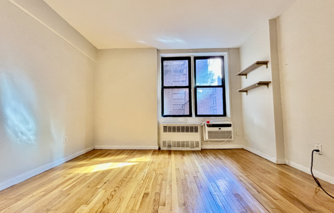 Studio, 1 bath, $2,000, Unit 3U