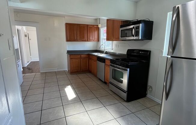 3 beds, 1 bath, 900 sqft, $3,995, Unit 01