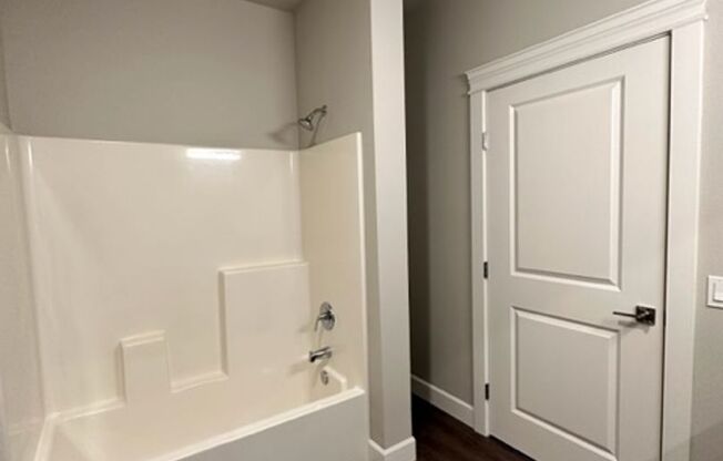 Studio, 1 bath, 327 sqft, $1,570, Unit 4th #304
