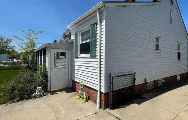 2 Bed - 2 Bath - Single Family Home/ Large Fenced-in Yard, Cleveland