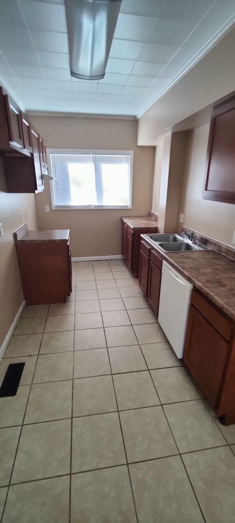 3 beds, 2 baths, $1,195