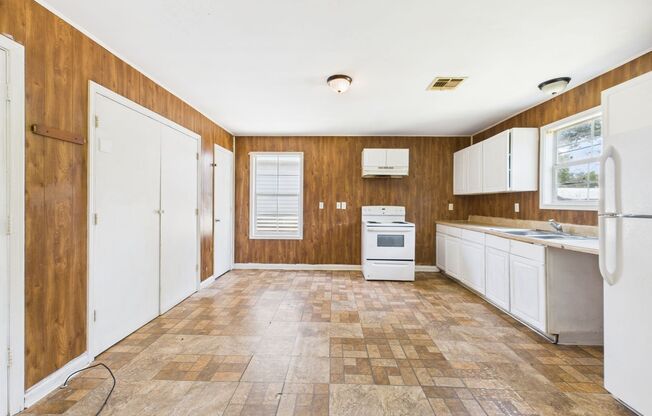 3 bed, 2 bath home now available in Lafayette!