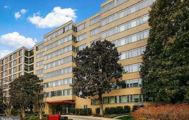 An efficiency apartment located on the 7th floor of the Boston House Condominium just off of DuPont Circle Next to John's Hopkins University