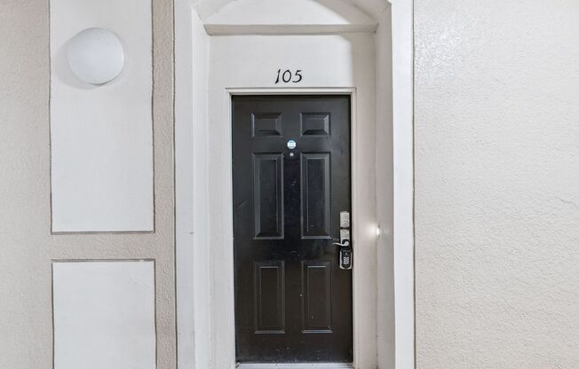 Upscale & renovated 3Bedrooms / 2Baths condo-unit in MetroWest community!