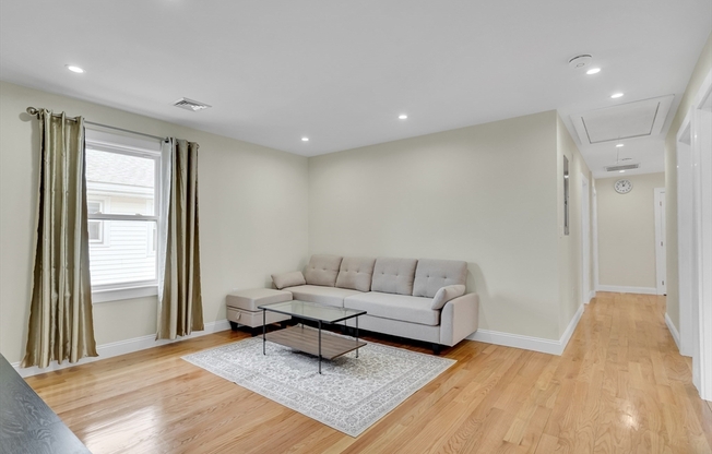 52 Holyoke St