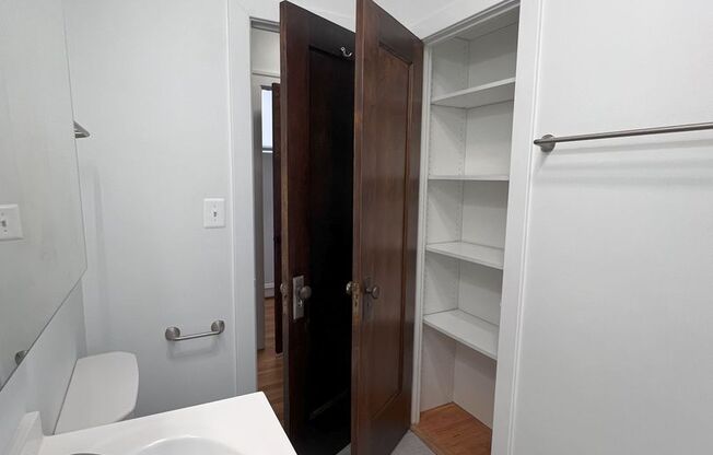 Studio, 1 bath, $1,600, Unit 4403 N. Hamilton - 3E