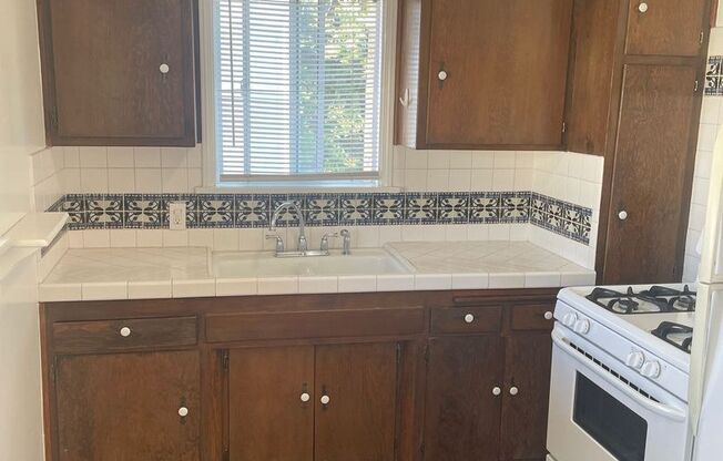 Burton Way Luxury Investments LLC - 332 La Peer