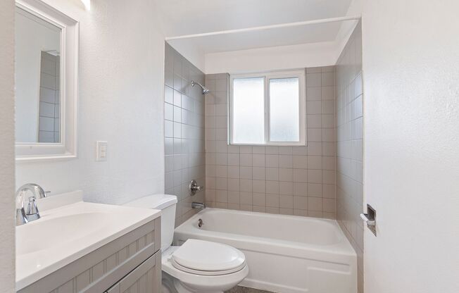 3 beds, 1 bath, 864 sqft, $1,750, Unit 40