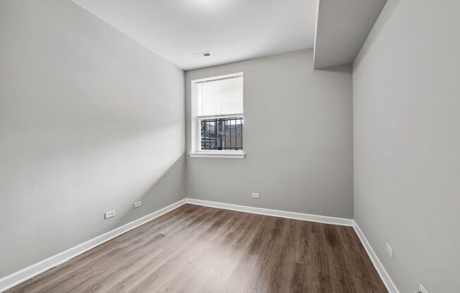 3 beds, 2 baths, 1,345 sqft, $2,150, Unit 4143 S. Michigan Ave #1