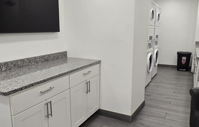 2 beds, 1 bath, $2,100, Unit 201